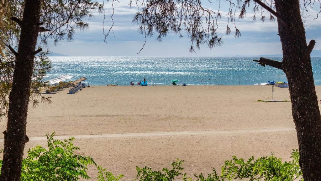 Balıkesir’in Burhaniye ilçesinde yer alan Ören Halk Plajı, her yaz