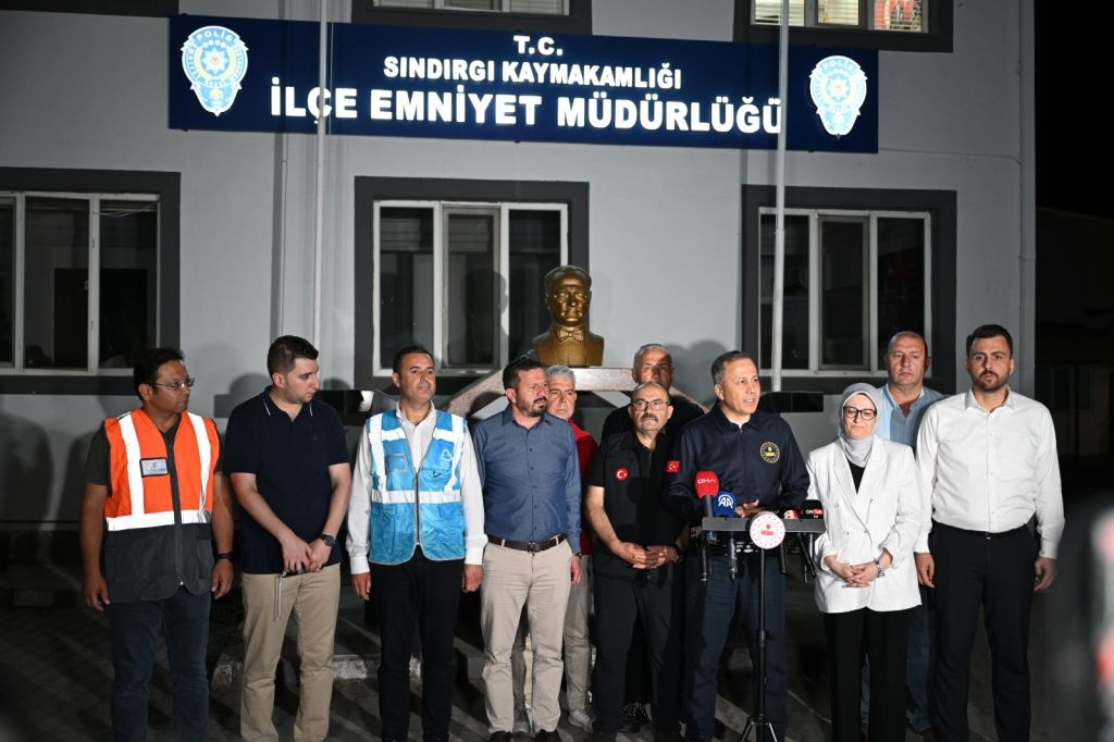 Sındırgı’da Deprem Gecesi: Dayanışma Anları WhatsApp Image 2025 08 11 at 00.25.58 1 - Marmara Bölge Gazetesi