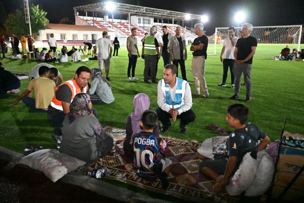 Sındırgı’da meydana gelen 6.1 büyüklüğündeki deprem sonrası vatandaşlar geceyi toplanma