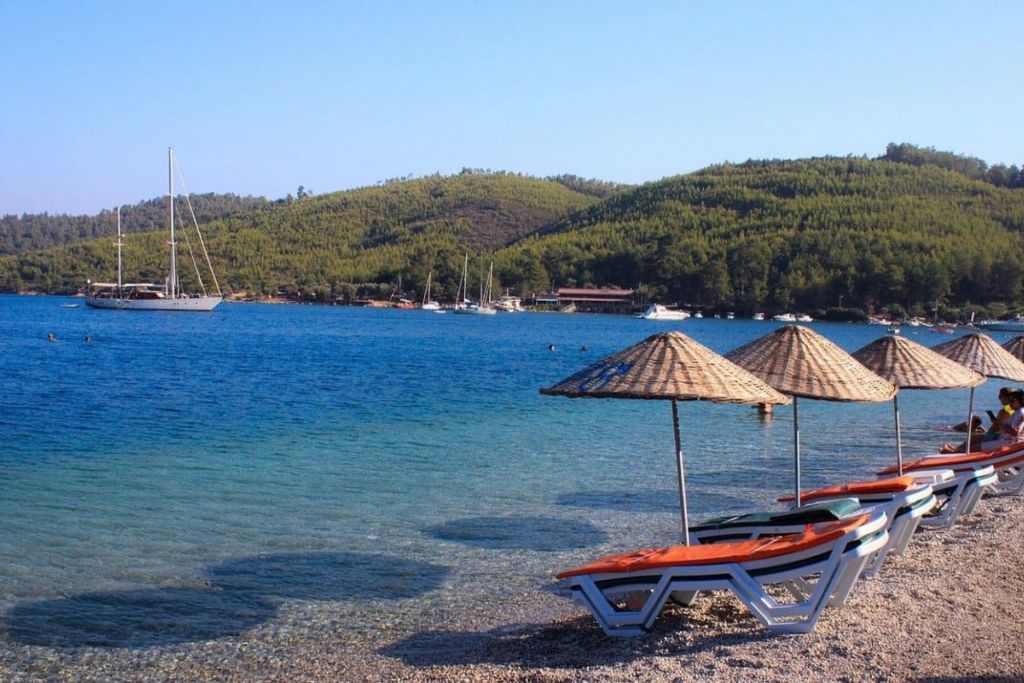 Muğla’nın Menteşe ilçesinde yer alan Akbük Koyu, berrak denizi ve