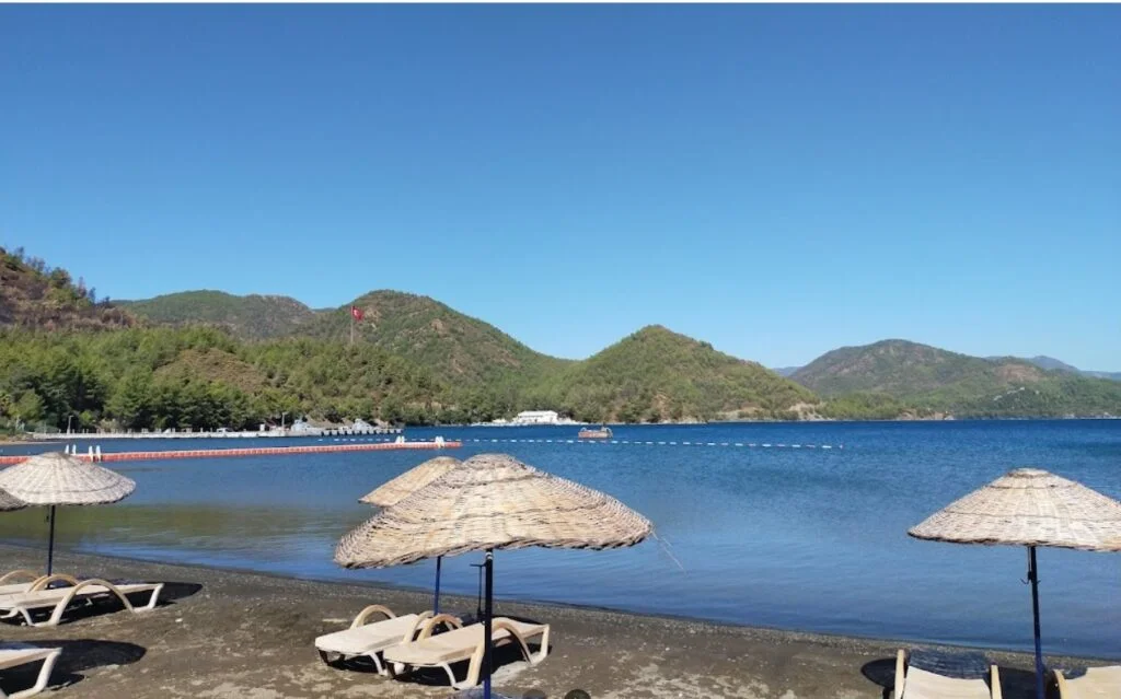 Güneşin ve Masmavi Suların Vazgeçilmez Durağı aksaz plaji 1024x639 1 - Marmara Bölge Gazetesi