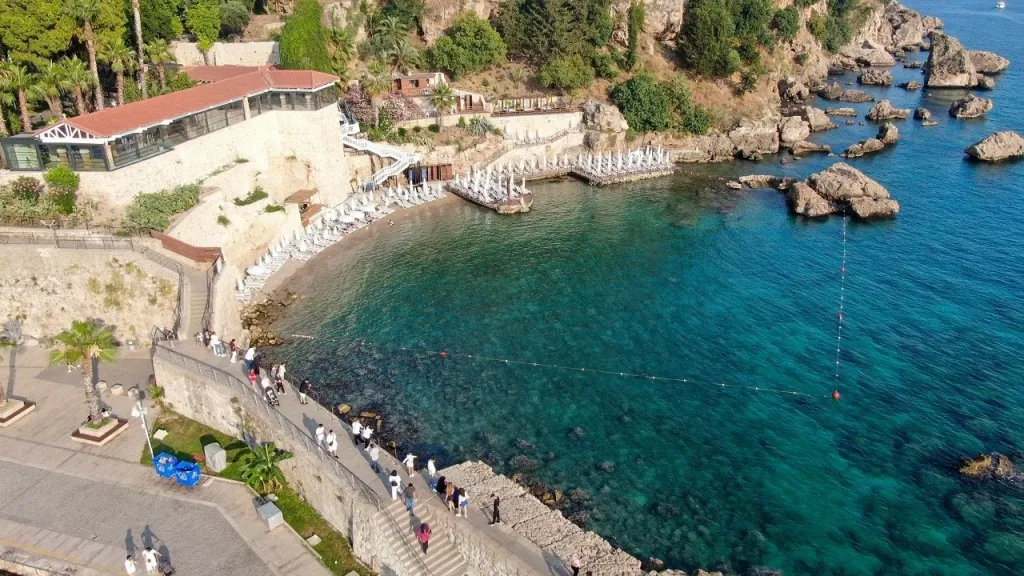 Altın Kumları ve Turkuaz Deniziyle Tatilcilerin Gözdesi antalya k4us cover - Marmara Bölge Gazetesi