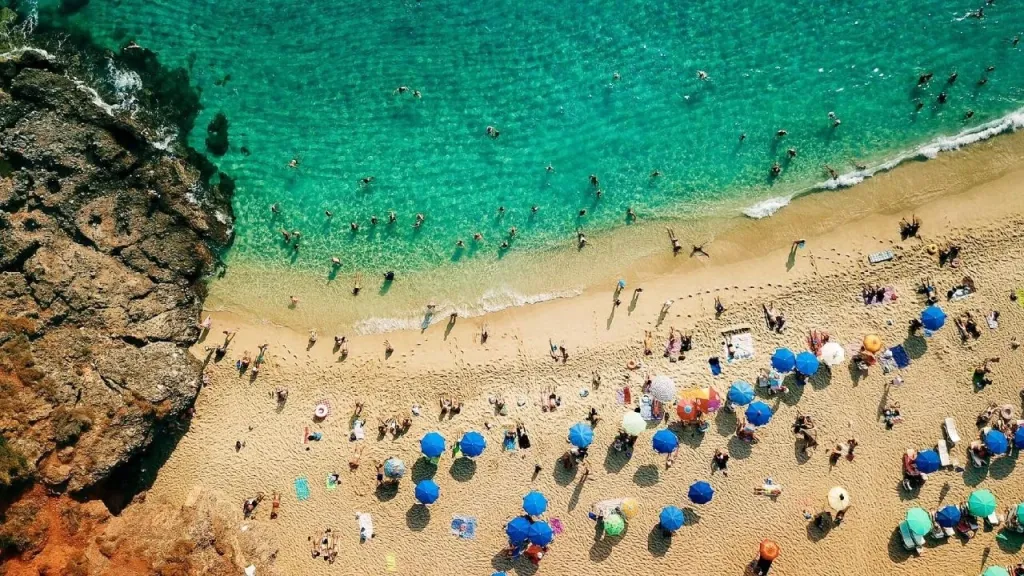 Antalya, yalnızca masmavi denizi ve altın sarısı kumsallarıyla değil, aynı
