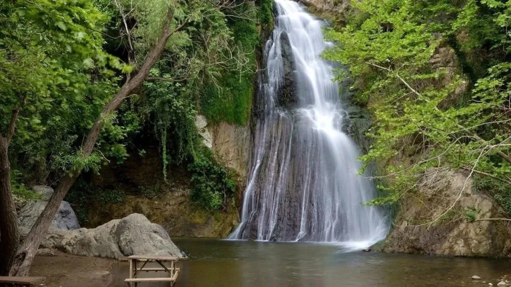 İzmir’in Dikili ilçesine bağlı Nebiler Köyü’nde saklı bir doğa harikası