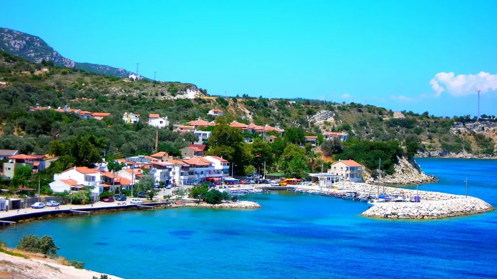 İzmir’e sadece yarım saat mesafede, Karaburun Yarımadası’nın güney ucunda yer