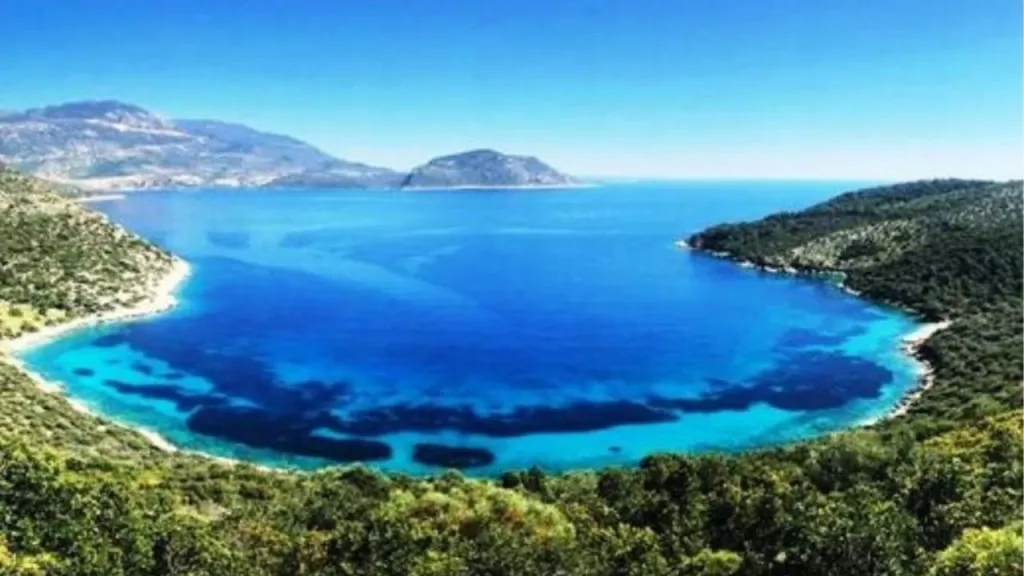 Antalya’nın Kaş ilçesine bağlı Yeşilköy bölgesinde yer alan Fırnaz Koyu,