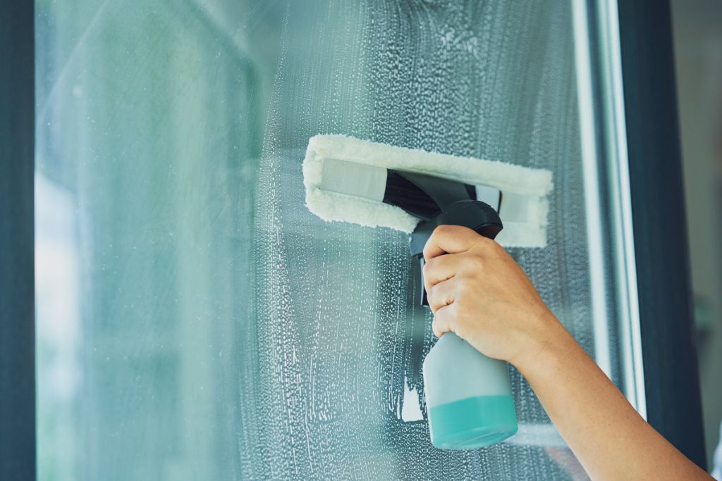 Balıkesir’deki evlerde yılların izini taşıyan ahşap mobilyalar mayonezle eski ihtişamına