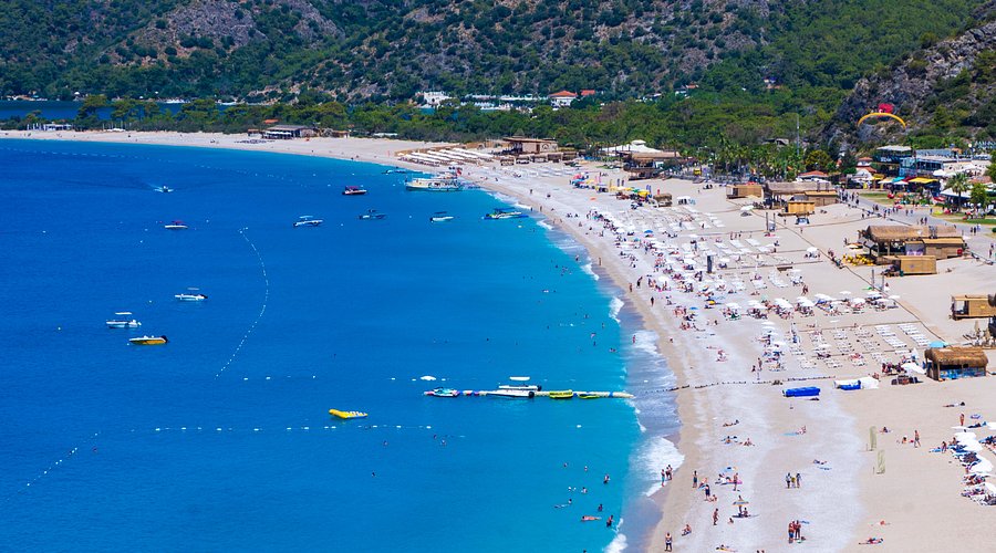 Muğla'nın Fethiye ilçesindeki Belcekız Plajı, altın sarısı kumları ve cam