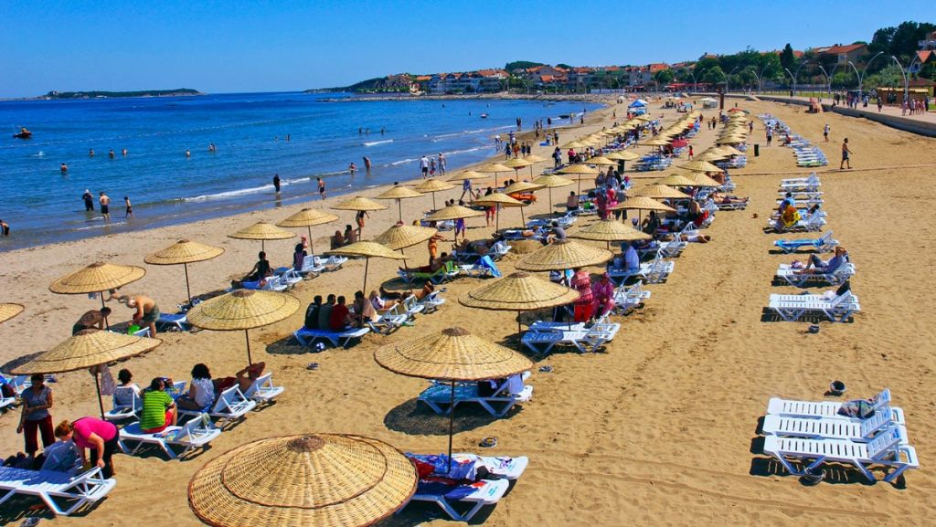 Kilometrelerce uzanan beyaz kumları ve yıllardır süren Mavi Bayrak onuruyla