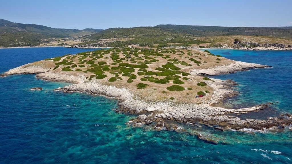 Yazın bunaltıcı sıcaklarında serinlemek isteyenlerin rotası artık Demircili Koyu. İzmir’e