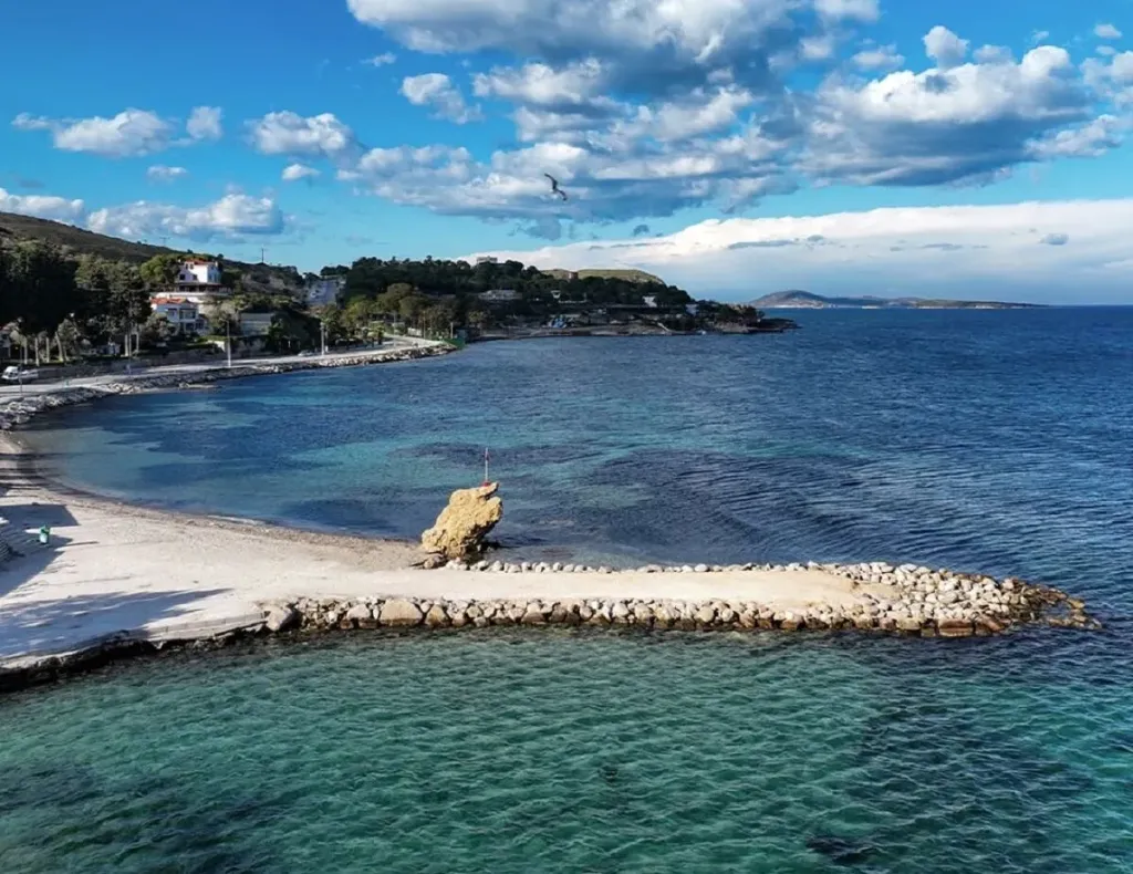 Urla kıyılarında, masmavi denizi, tertemiz kumsalı ve tarih kokan atmosferiyle