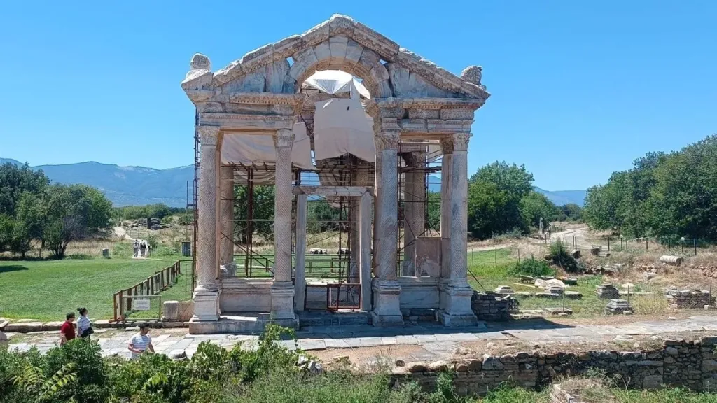 İzmir’den yalnızca kısa bir yolculukla ulaşabileceğiniz, geçmişin zarafetini doğanın dinginliğiyle