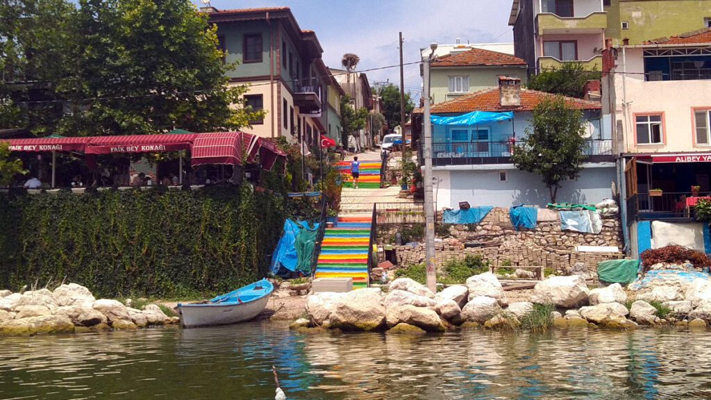 Tarihi Rum evleri, balıkçı kadınları ve leylek dostu atmosferiyle dikkat