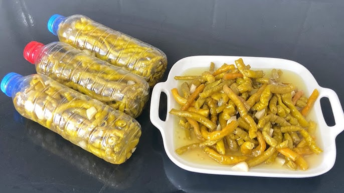 Balıkesir’de su kullanmadan hazırlanan pet şişe biber turşusu, pratik yapımı