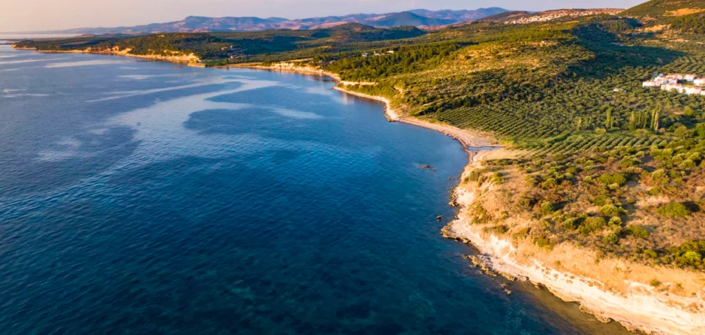 Tertemiz denizi, altın sarısı kumsalı ve huzur veren atmosferiyle Apollon