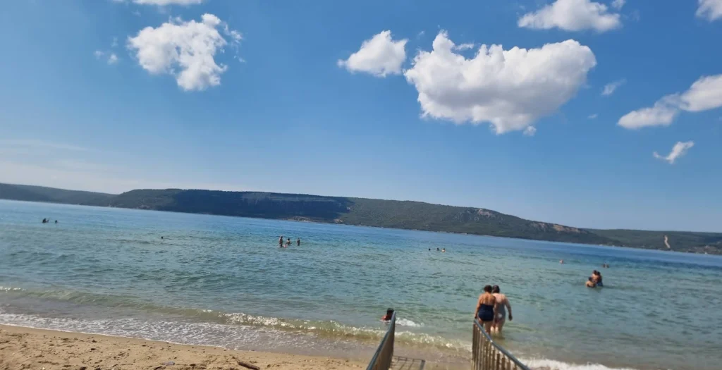 Temiz Kumsalı ve Berrak Sularıyla Tatilcilerin Yeni Gözdesi image 47 1024x525 1 - Marmara Bölge Gazetesi