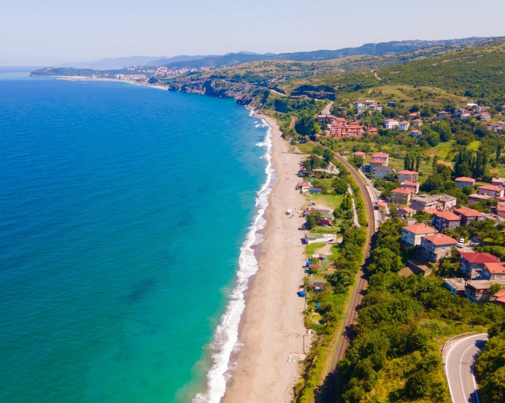 Karadeniz’in saklı cenneti Türkeli Plajı, masmavi denizi ve ipek gibi