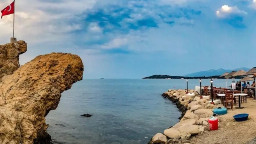 İzmir’in Huzur Noktası Urla’nın En Gizli Koyu izmirde kayaliklarin ardindaki gizli koy gelinkaya halk plajina eshot ile nasil gidilir 2 - Marmara Bölge Gazetesi