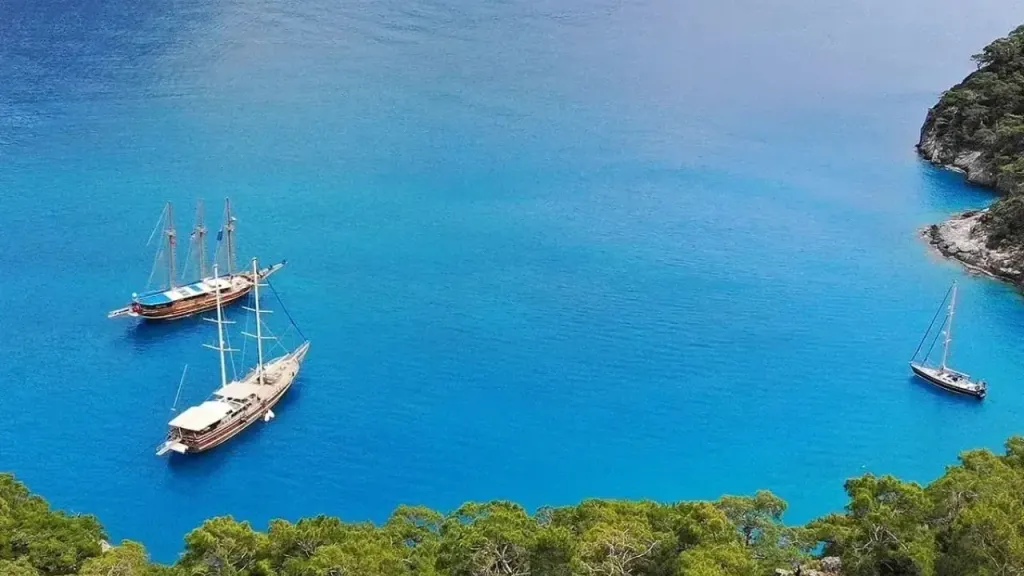 Ege’nin saklı kalmış güzelliklerinden biri olan Karaada, masmavi koyları ve