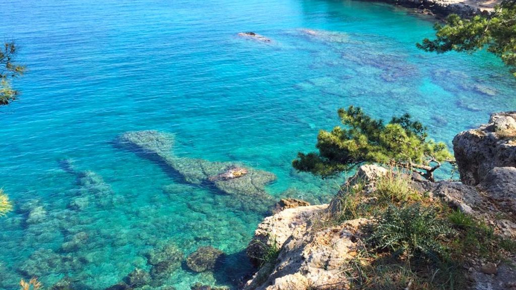 Antalya’nın Kemer ilçesi ile Tekirova arasında, Çamyuva beldesine komşu konumda