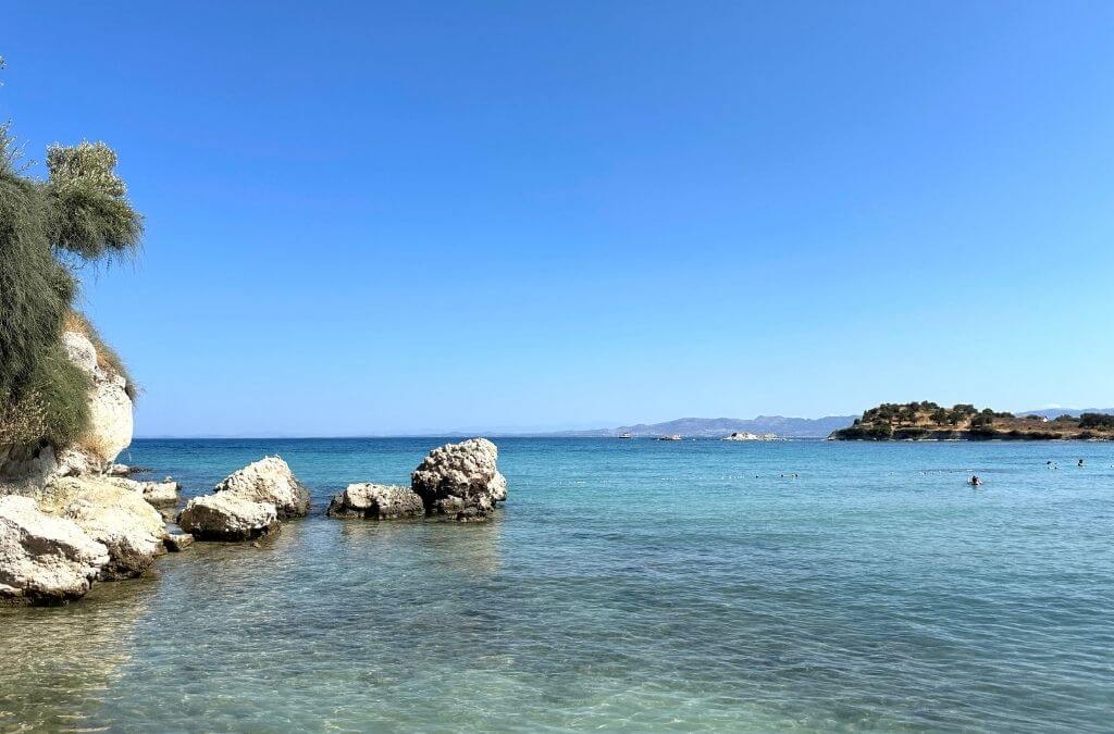 İzmir’in Dikili ilçesinde yer alan Killik Koyu, turkuaz denizi, beyaz