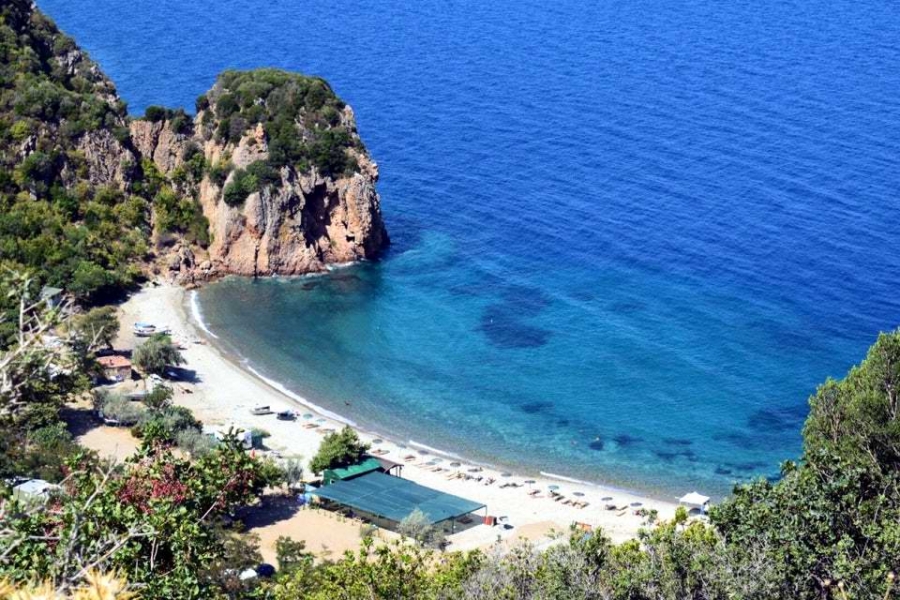 Cam gibi berrak denizi ve sessiz atmosferiyle dikkat çeken Kömür