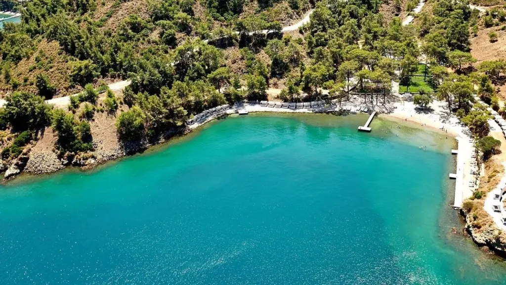 Fethiye’nin hareketli turistik merkezlerinden uzaklaşıp, doğanın kucağında huzurlu bir mola