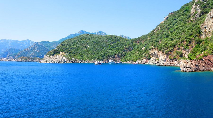 Saklı Koyda Sessizlik ve Huzur Bir Arada Marmaros Plajı, Gökçeada’nın bakir doğasında huzur arayanları kucaklayan eşsiz bir