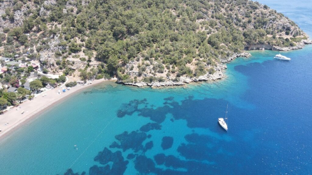 El değmemiş doğası ve berrak deniziyle Çiftlik Koyu, Muğla’nın saklı