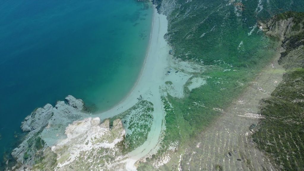 Çanakkale’nin Karabiga beldesinde yer alan Söğütlüyalı Plajı, doğallığını koruyan sakin