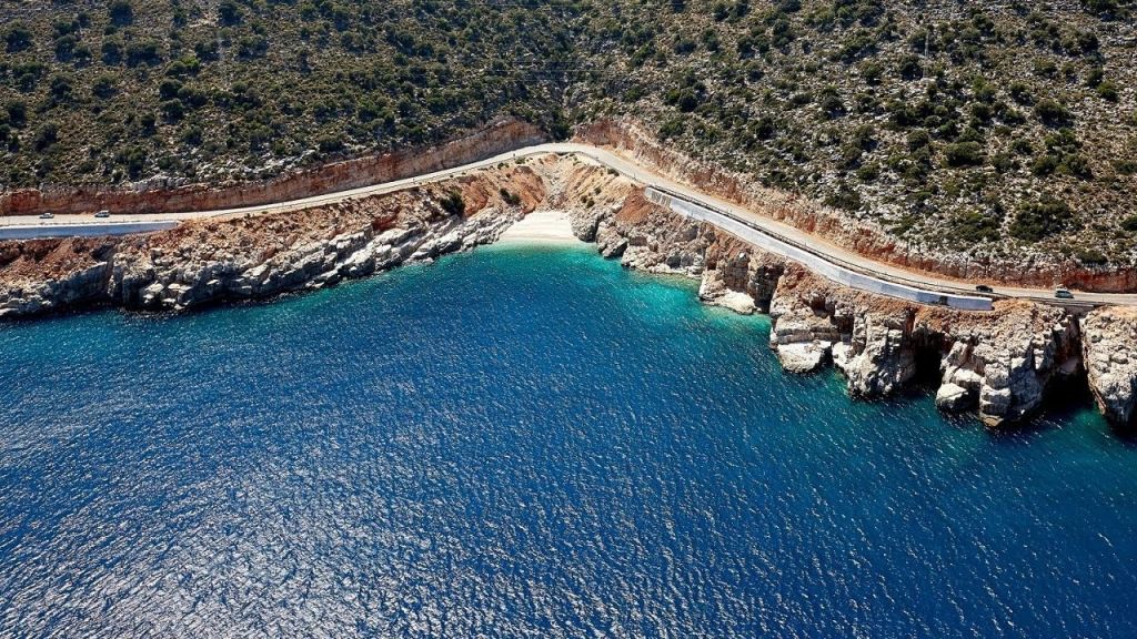 Antalya’nın gizli kalmış cennetlerinden biri olan Beyaz Kaya Plajı, beyaz
