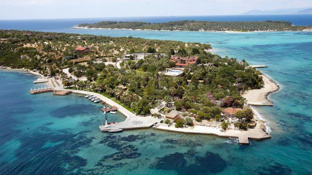 İzmir’in Dikili ilçesi açıklarında yer alan Kalem Adası, beyaz kumları