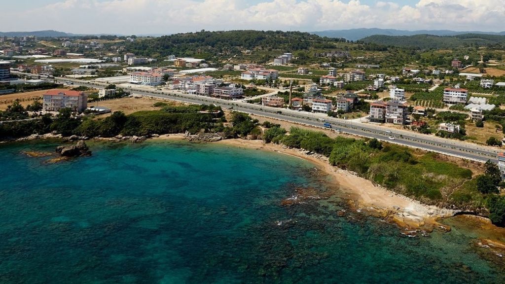 Antalya’nın Alanya ilçesinde bulunan Okurcalar Halk Plajı, geniş kumsalı, berrak