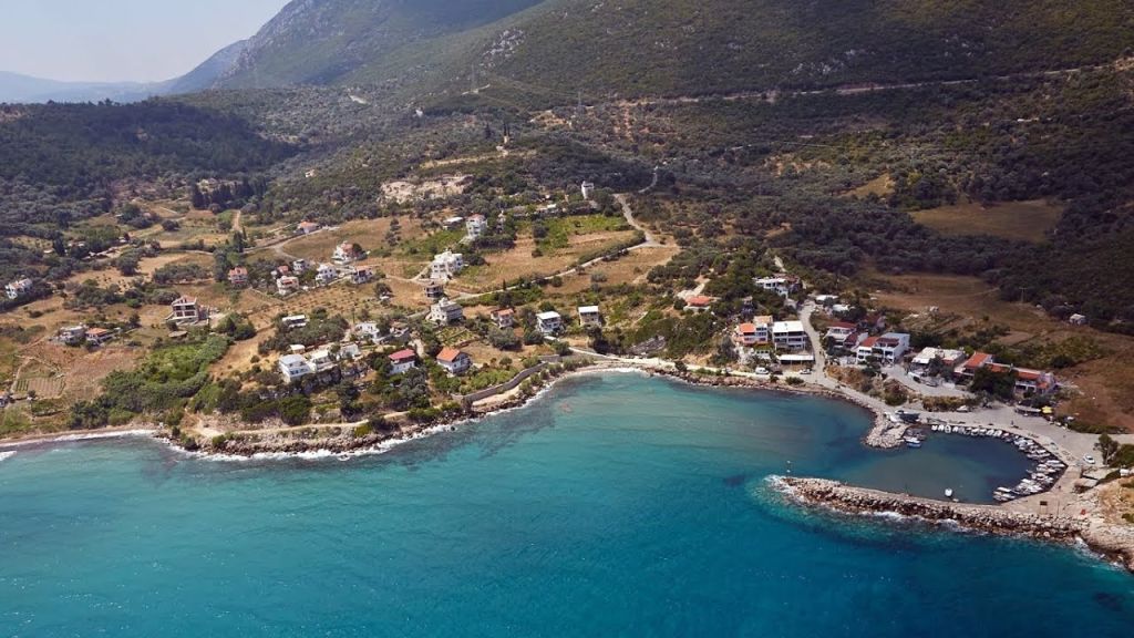 İzmir’in Karaburun ilçesinde yer alan Eşendere Koyu, doğal güzellikleri, sessiz