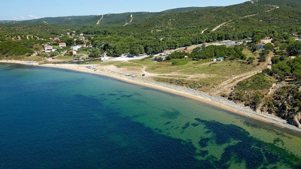 Berrak denizi, altın sarısı kumları ve sakin atmosferiyle Şahmelek Plajı,