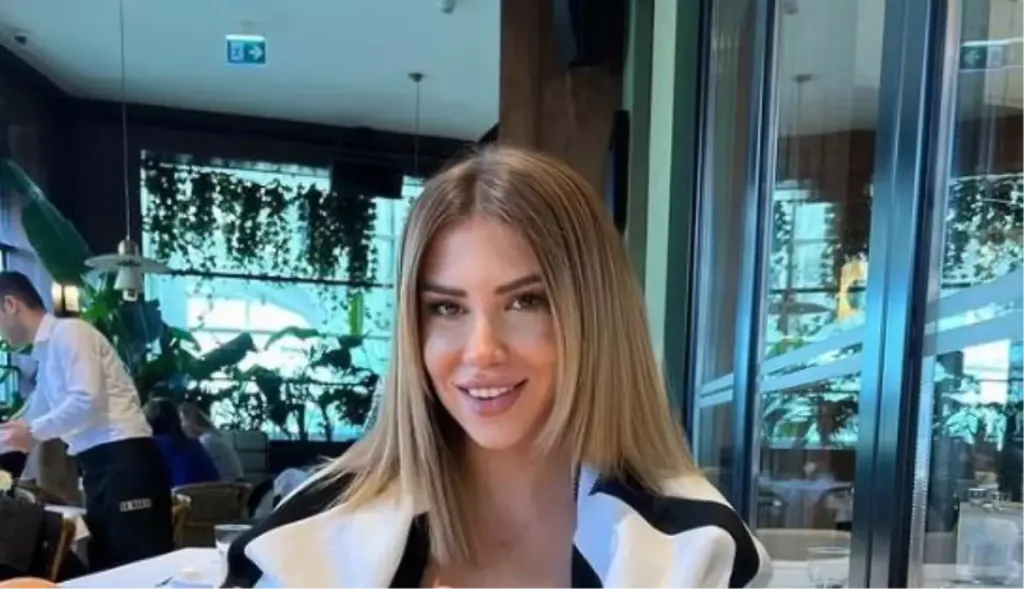 Kısmetse Olur yarışmasıyla adını duyuran Melis Buse Betkayan, TikTok canlı