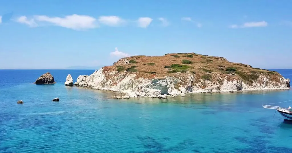 İzmir’in Foça ilçesinde bulunan Mersinaki Koyu, Balıkesir’den yaklaşık 2,5 saatlik
