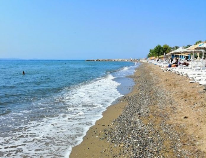 Kazdağları’nın eteklerinde, zeytinlikler ve çam ağaçları arasında gizlenen Mıhlı Plajı,