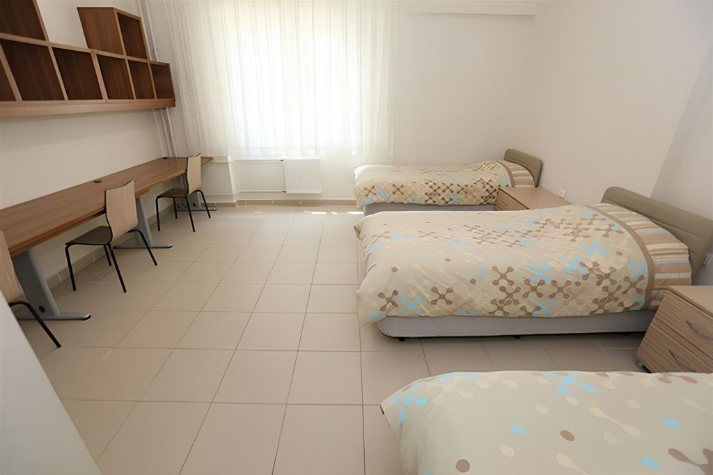 Modern yurtlar, gölet manzaralı odalar ve merkezi konum avantajıyla Balıkesir