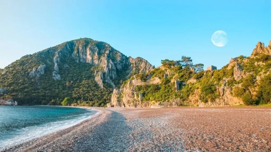 Antalya’nın Kumluca ilçesinde yer alan Olimpos Plajı, masmavi denizi, huzurlu