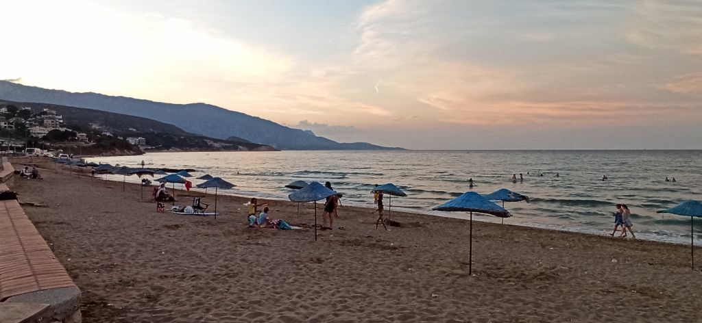 Yalnızca Havlunu Al Gel! İzmir’in Ücretsiz ve Masmavi Plajında Gün Boyu Keyif orig - Marmara Bölge Gazetesi