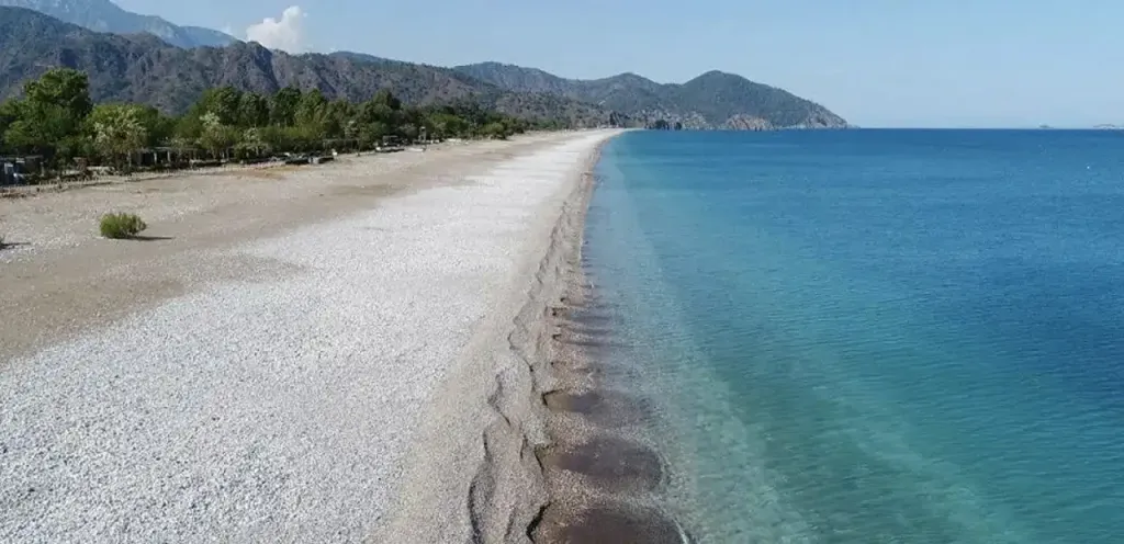 Türkiye’nin en uzun kumsallarından biri olan Patara Plajı, hem tarihiyle