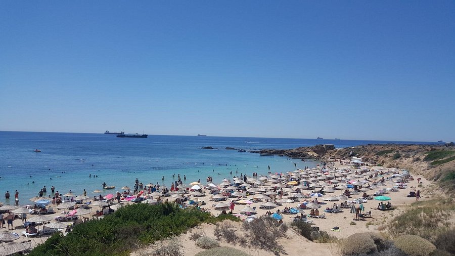 Bozcaada’nın en popüler plajı olan Ayazma, berrak denizi ve altın