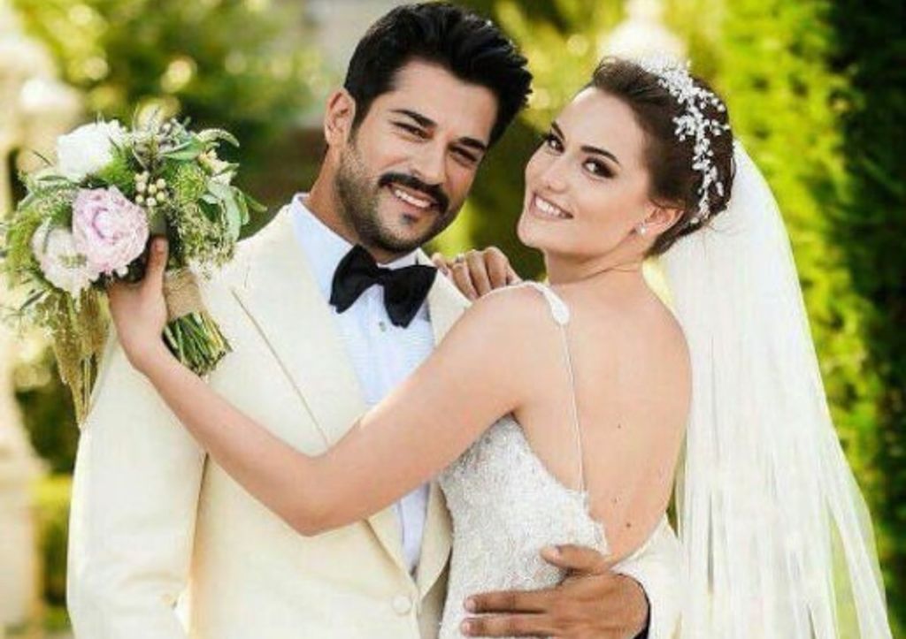 2013 yılında “Çalıkuşu” dizisinin setinde başlayan aşklarını, 2017’de görkemli bir