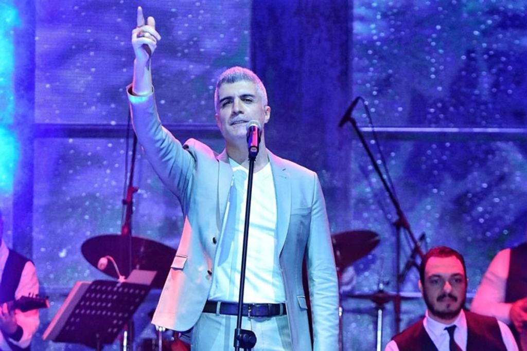 Ünlü sanatçı Özcan Deniz’in ailesiyle yaşadığı gerginlik giderek tırmanıyor. Geçtiğimiz