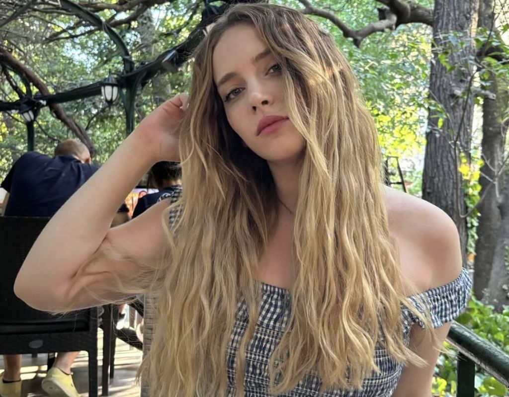 Ünlü oyuncu Hayal Köseoğlu, sosyal medya hesabından yaptığı duygusal paylaşımda,