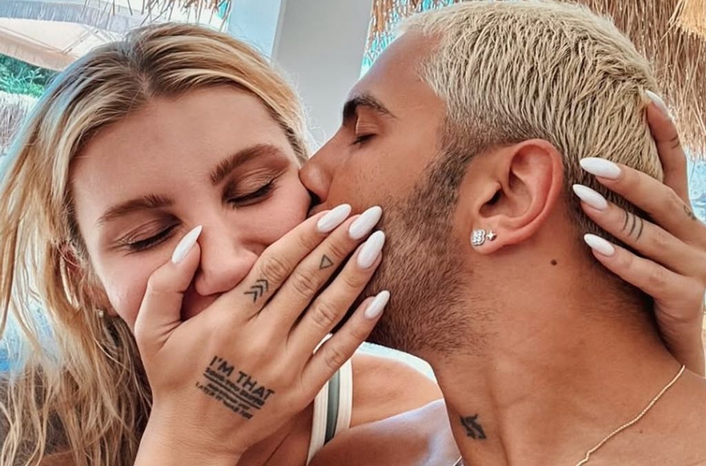 Ünlü şarkıcı İrem Derici, geçtiğimiz akşam yakın dostları Eda Sakız