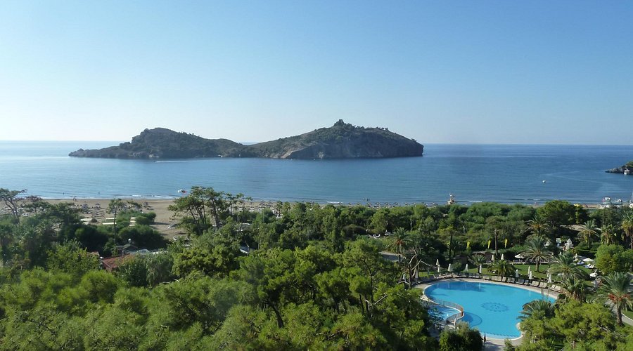 Sarıgerme Halk Plajı, bakir doğası ve geniş sahil şeridiyle kalabalıktan