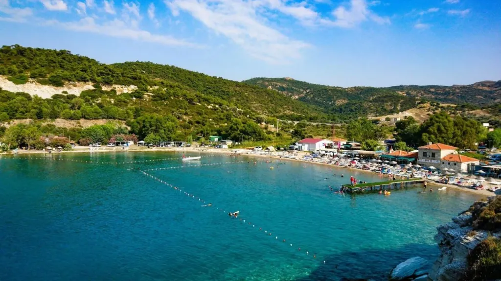 Sabah erken saatte akvaryum berraklığında bir deniz, doğal gölgelikler ve