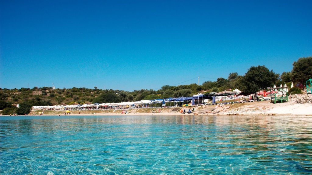 Seferihisar’ın gözde noktalarından Ürkmez Sağlık Ocağı Plajı, 2025 yaz sezonunda